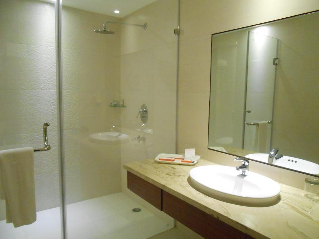 Celesta - Kolkata Hotell Exteriör bild