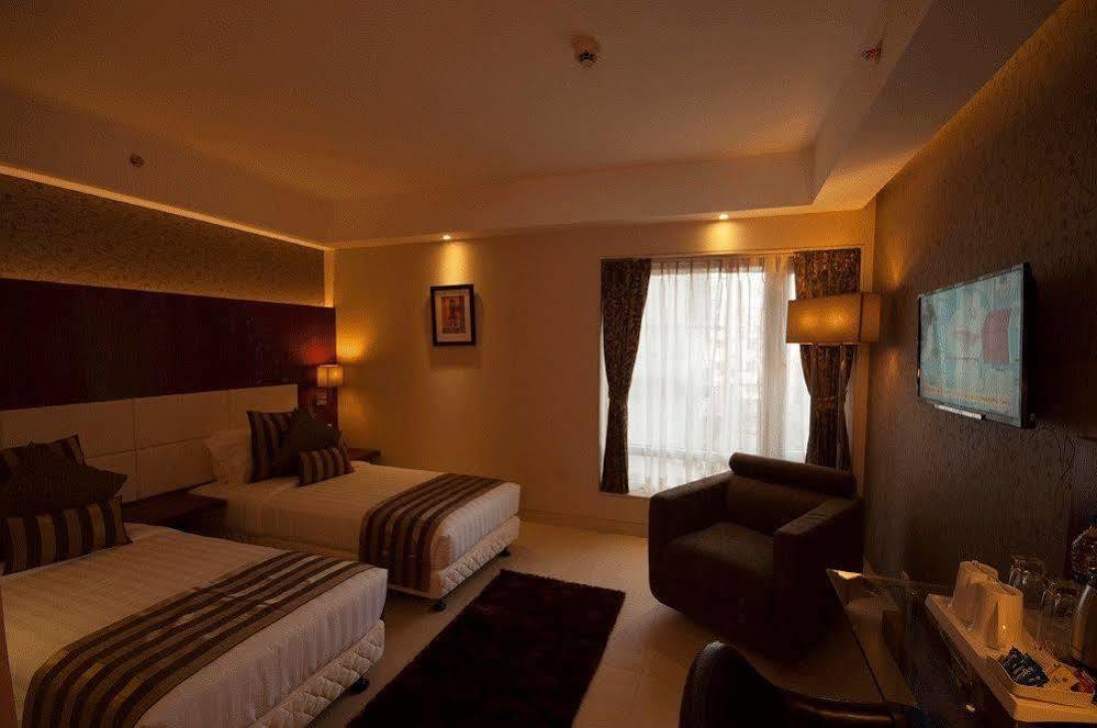 Celesta - Kolkata Hotell Exteriör bild