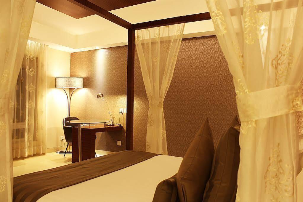 Celesta - Kolkata Hotell Exteriör bild
